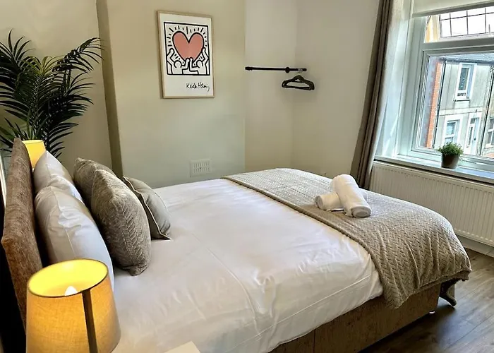 2 Bedroom City Centre House - Pet Friendly - Free Parking