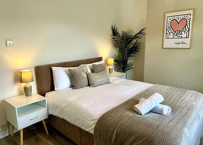 2 Bedroom City Centre House - Pet Friendly - Free Parking