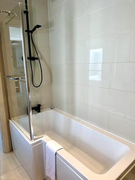 2 Bedroom Centre House - Pet Friendly - Free Parking Cardiff