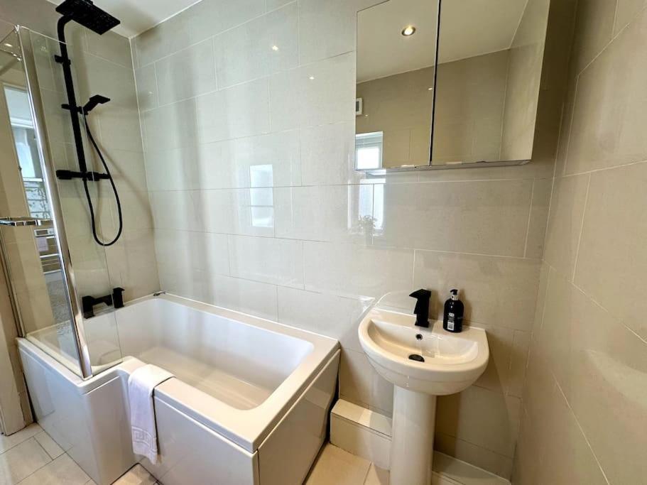 Holiday home 2 Bedroom Centre House - Pet Friendly - Free Parking Cardiff
