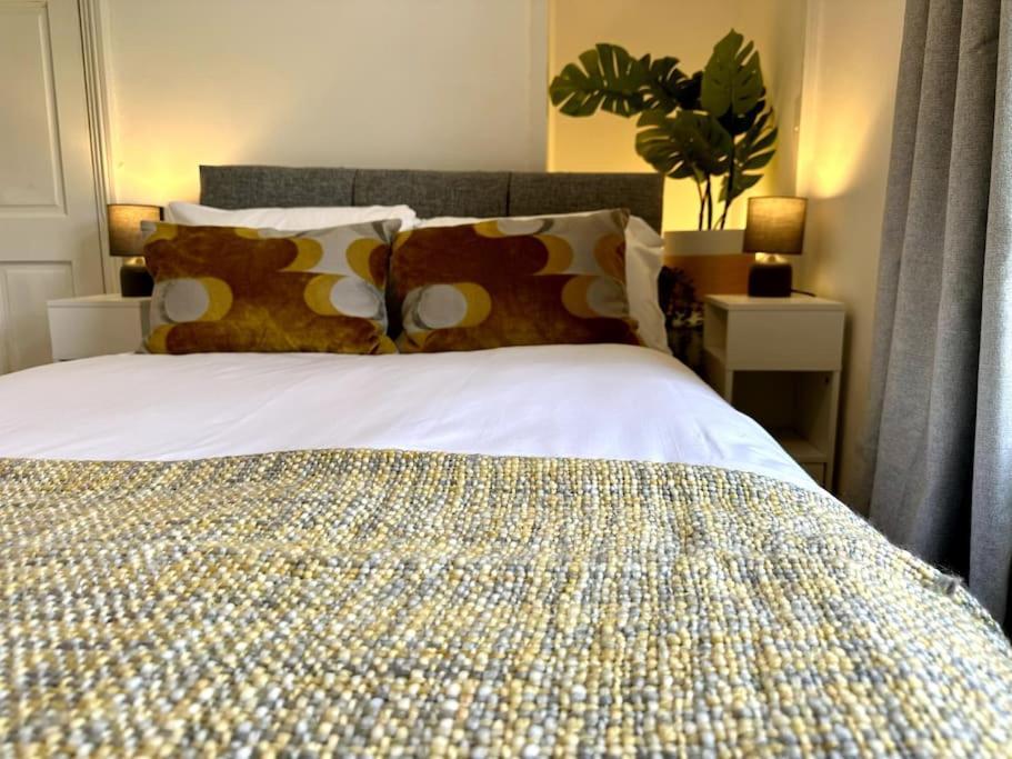 Holiday home 2 Bedroom Centre House - Pet Friendly - Free Parking *