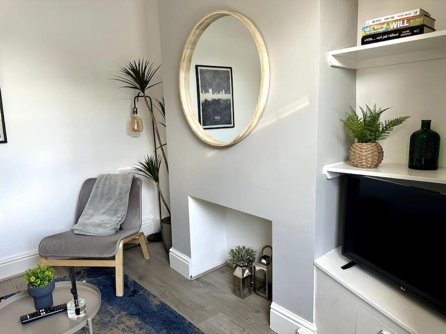 2 Bedroom Centre House - Pet Friendly - Free Parking *
