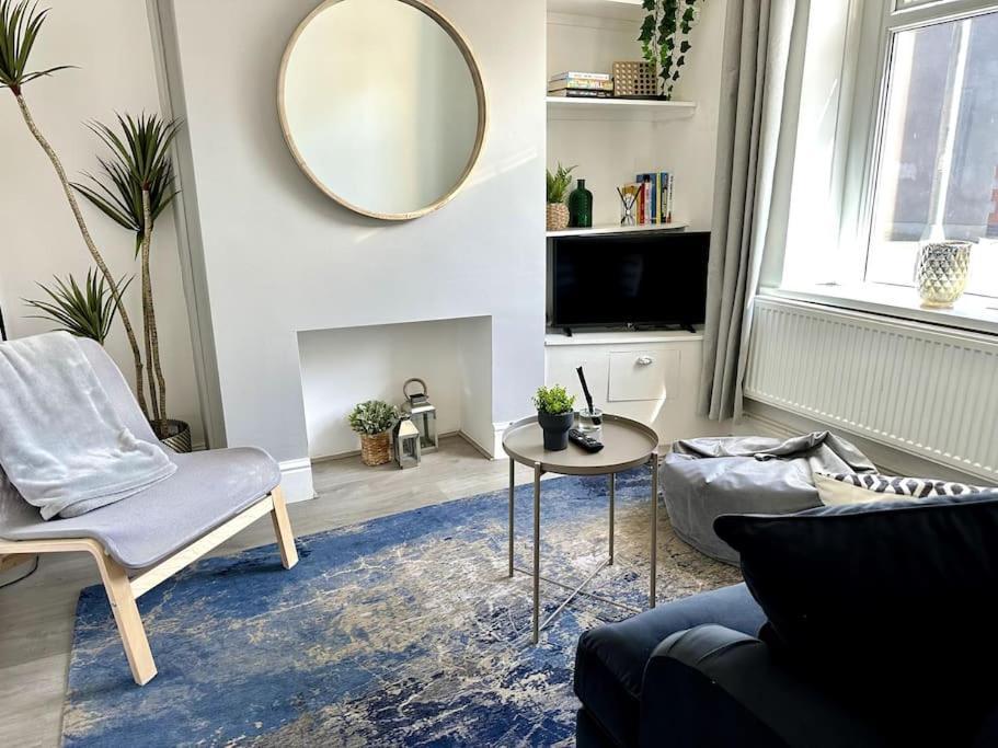 2 Bedroom Centre House - Pet Friendly - Free Parking