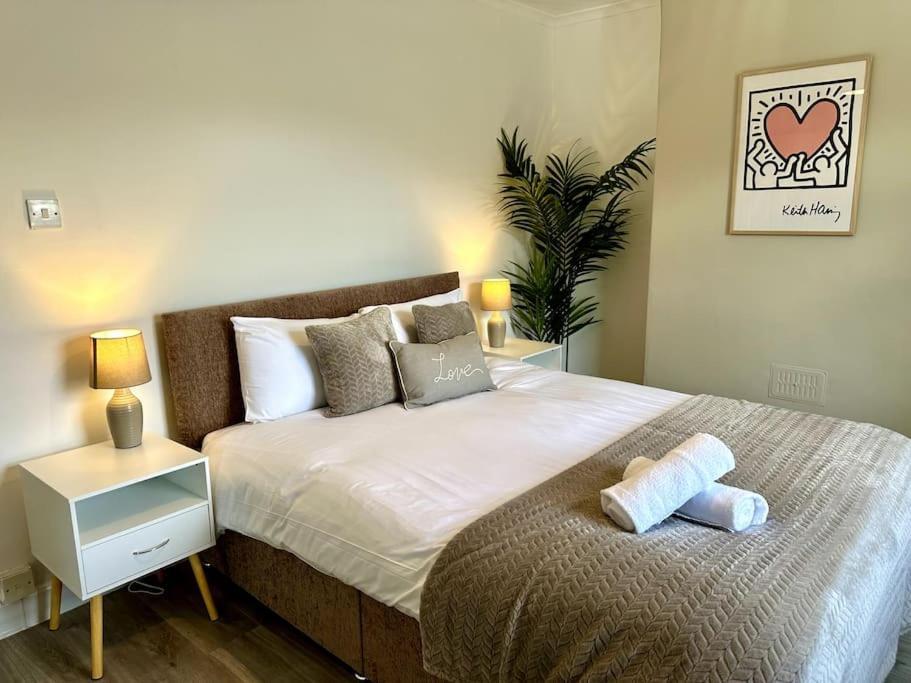 2 Bedroom Centre House - Pet Friendly - Free Parking Holiday home *