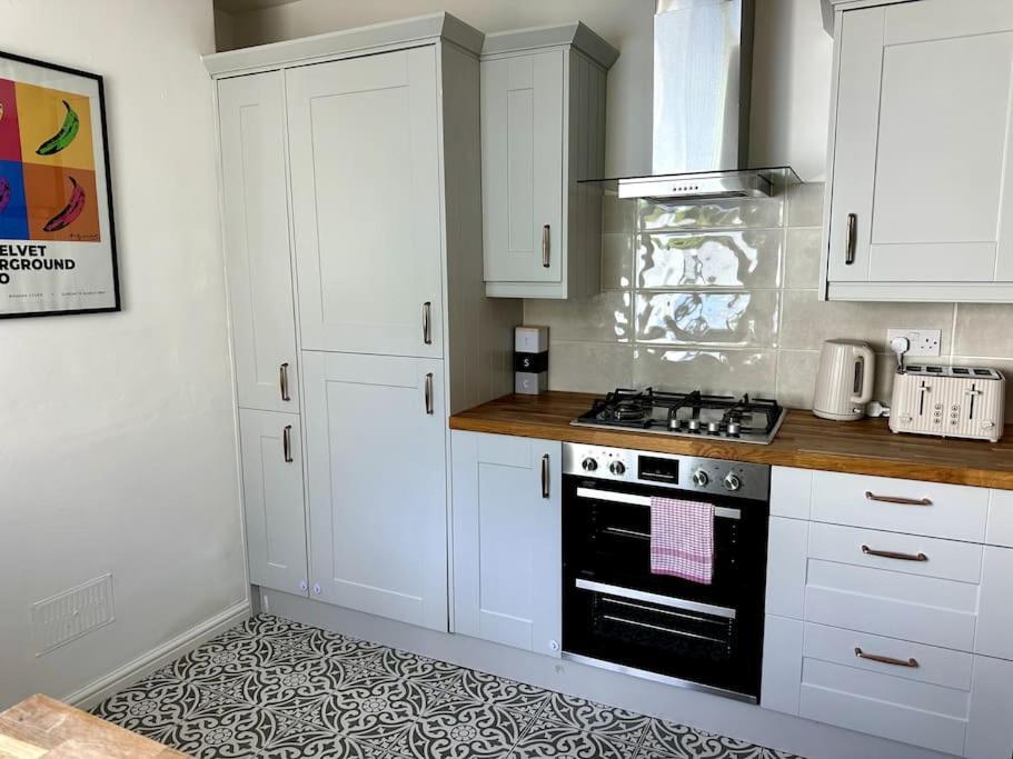 2 Bedroom Centre House - Pet Friendly - Free Parking Holiday home *