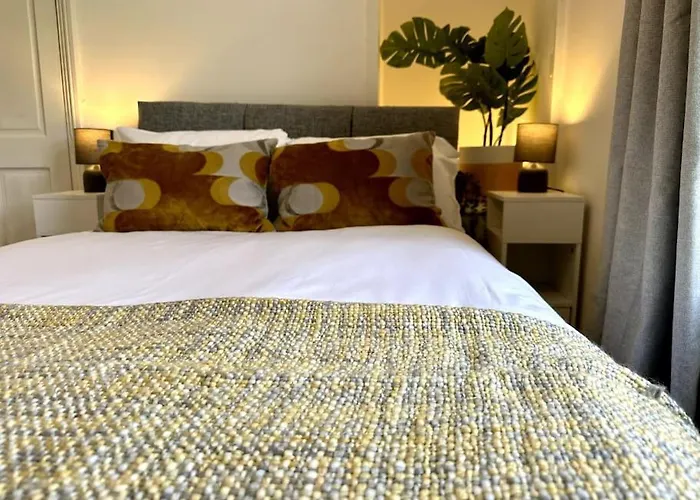2 Bedroom City Centre House - Pet Friendly - Free Parking