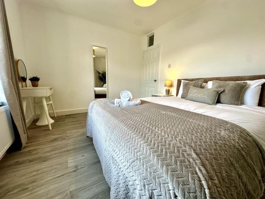 2 Bedroom Centre House - Pet Friendly - Free Parking Cardiff