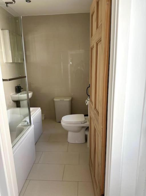 2 Bedroom Centre House - Pet Friendly - Free Parking *